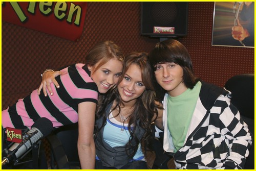 miley-cyrus-mitchel-musso-radio-09.jpg